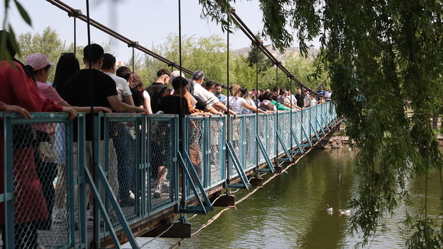 'Sallanan köprü' için sıraya girdiler