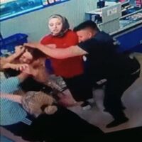 Kadının kafasını yere vurdu! Kasa sırasında dehşet!