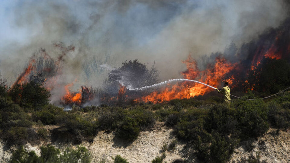 Foça'daki orman yangınına müdahale sürüyor