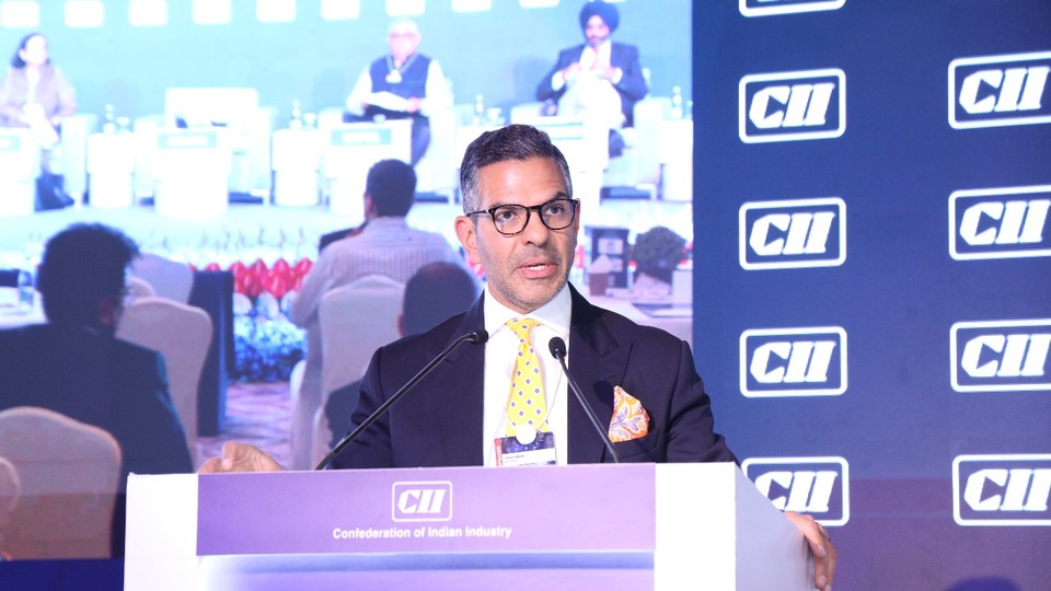 Ata binerken ağzına arı kaçan Hintli iş insanı hayatını kaybetti