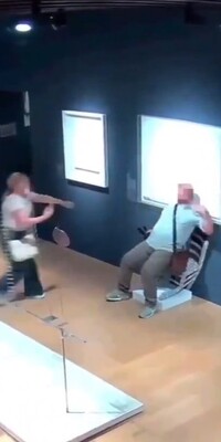 Sanat eserinin üzerine oturdu!