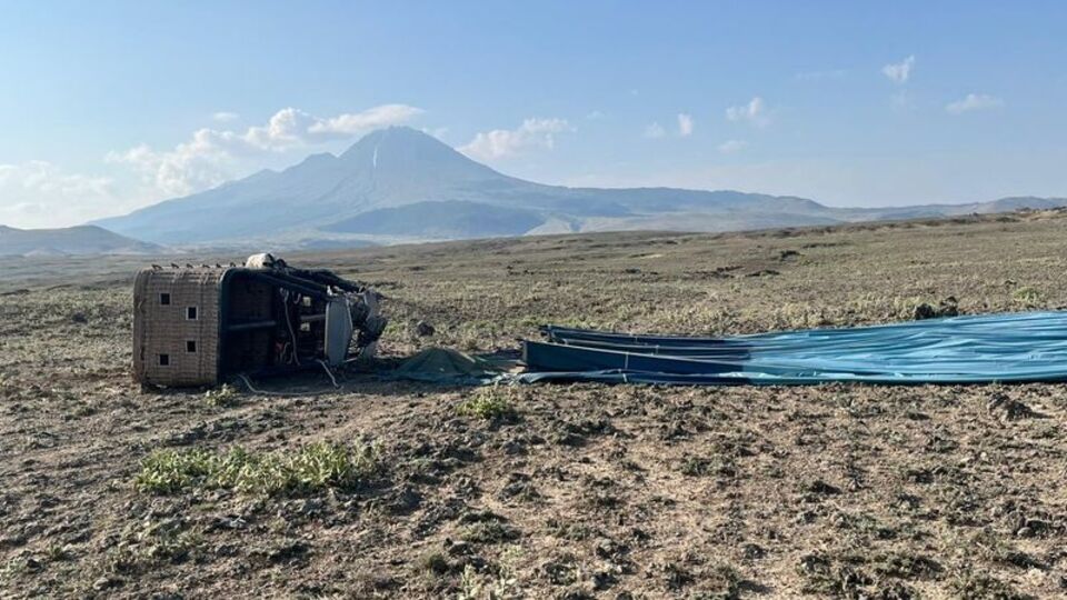 Ayakları ipe dolanan pilot, sepetten düştü!