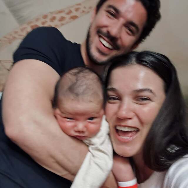 Oğlunun yüzünü ilk kez gösterdi