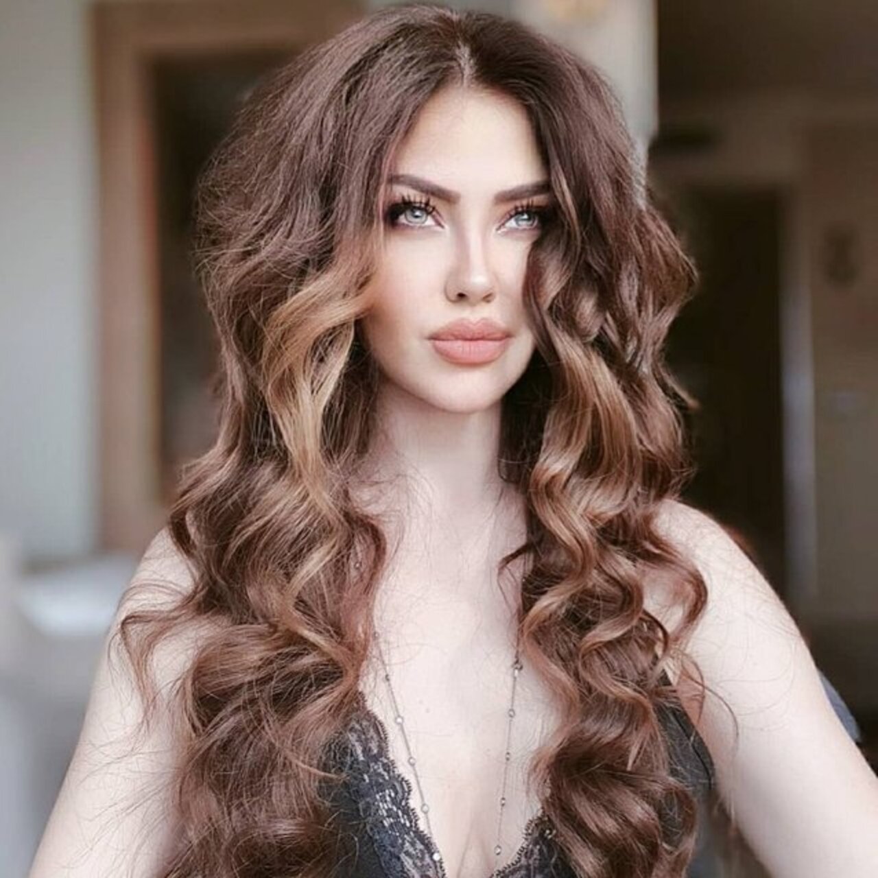 Ünlü şarkıcı İran'da savaşın ortasında kaldı