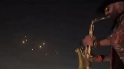 Lübnan'daki eğlencede, İsrail'e fırlatılan füzeler görüldü