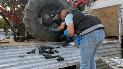 Traktöre yüzlerce silahı gizlemişler!