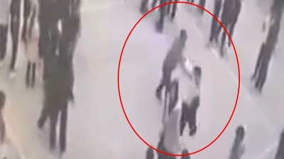 Üzerine su sıçrayınca öğrenciyi darp etti!