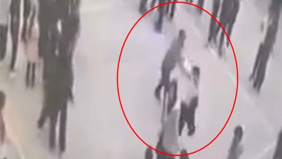 Üzerine su sıçrayınca öğrenciyi darp etti!