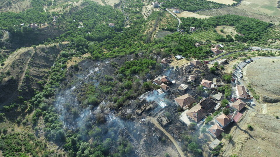 Otluk alanda çıkan yangın evlere sıçradı