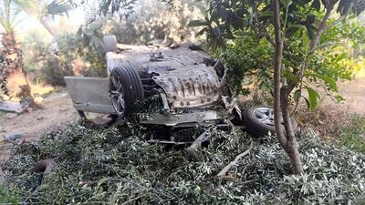 Otomobil fabrika bahçesine uçtu