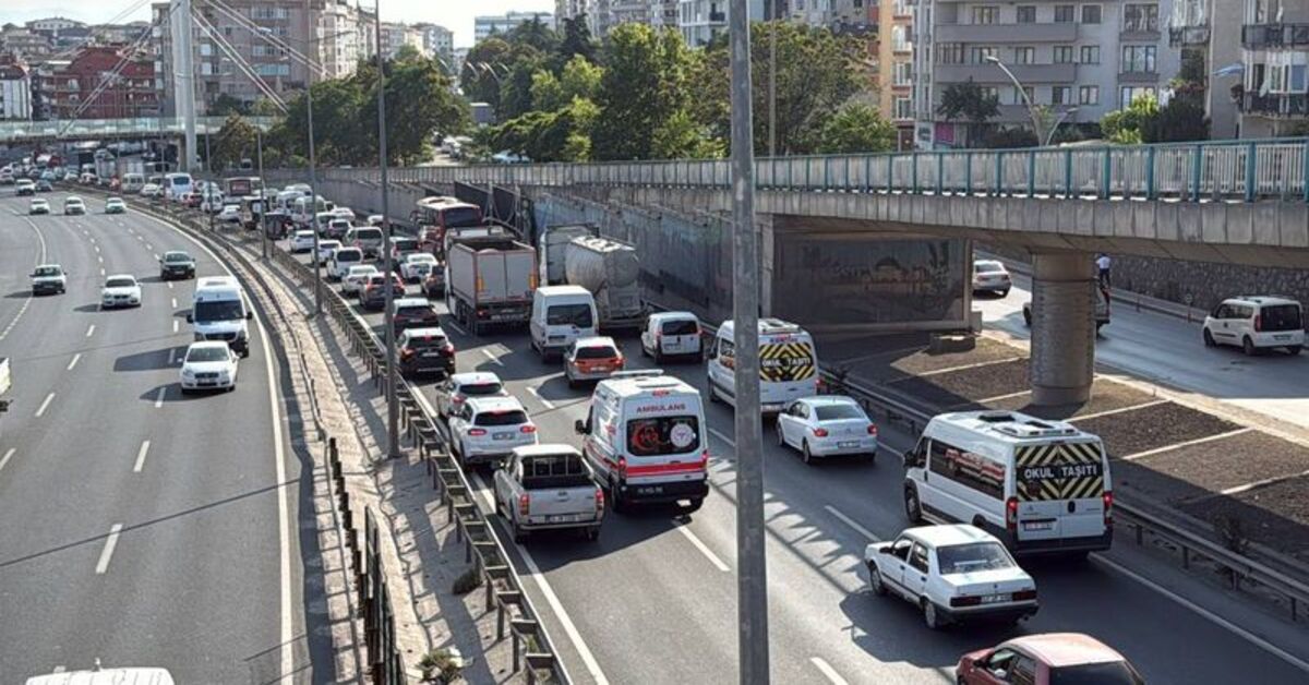 Kocaeli bölgesindeki D-100 karayolunda meydana gelen trafik kazası ulaşımı etkiledi - Son dakika haberleri