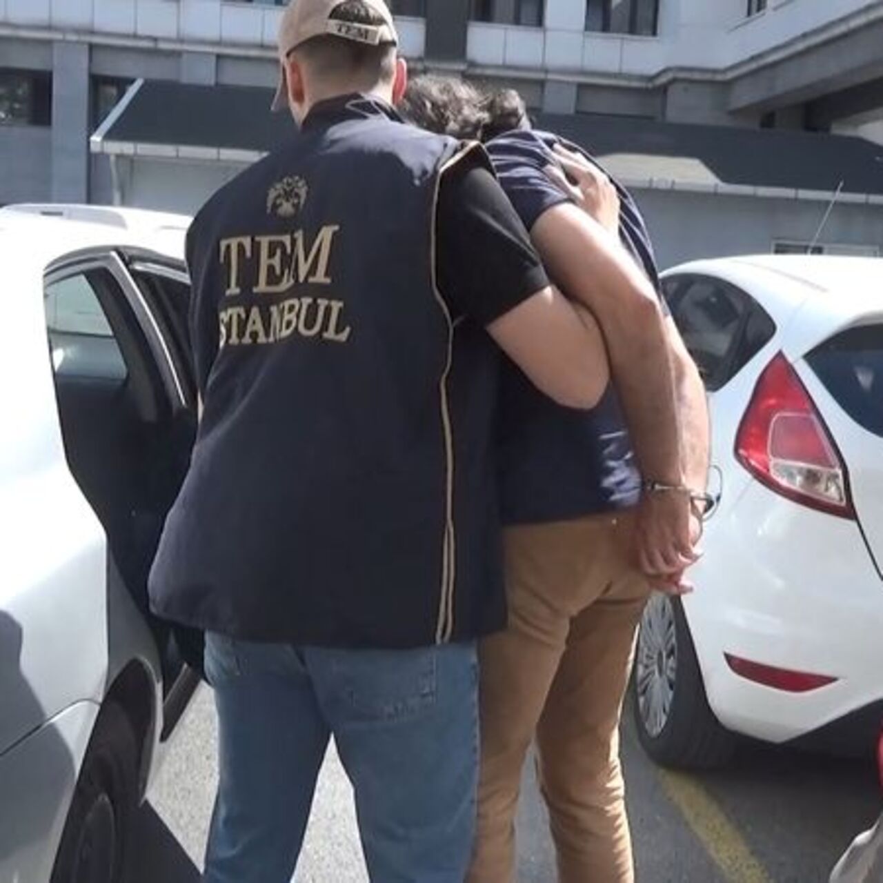 İzmir'de FETÖ operasyonu: 40 gözaltı