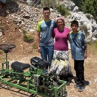 Anneleri için traktör yaptılar