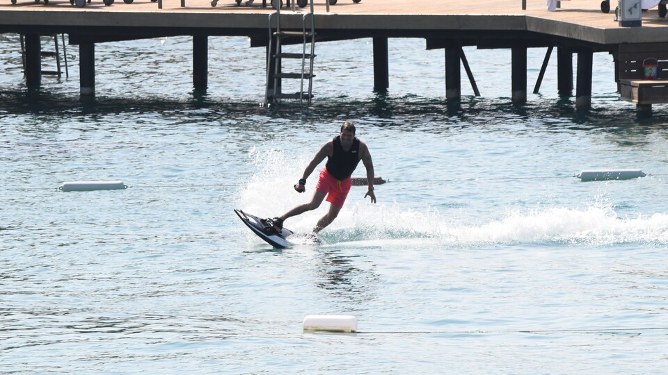 Sörf tahtası üzerinde şov yaptı