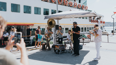Boğaz'da gün batımında caz konserleri