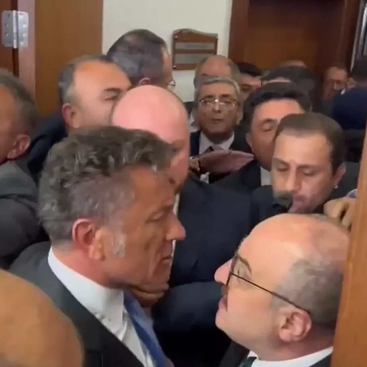 Komisyon toplantısında gerginlik