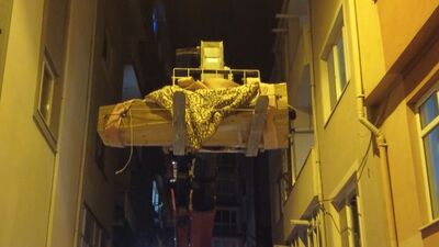 Cenazeyi evinden vinçle çıkardılar!