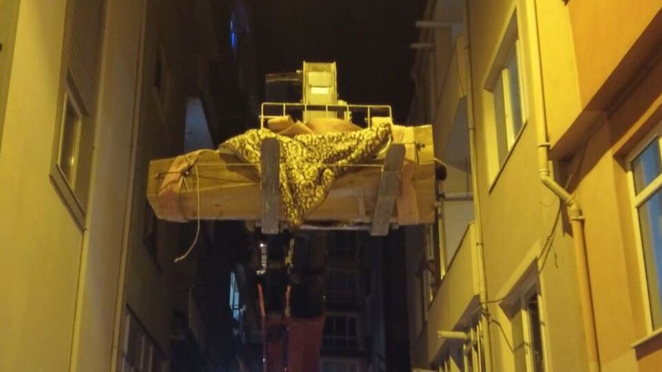 Cenazeyi evinden vinçle çıkardılar!