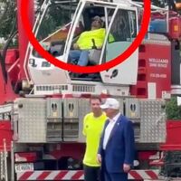 Trump'ın arkasındaki vinç operatörü uyukladı