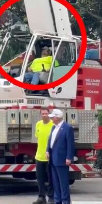 Trump'ın arkasındaki vinç operatörü uyukladı