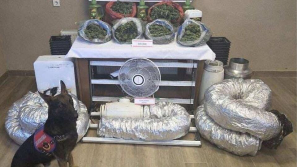 Evini uyuşturucu imalathanesine çevirdi