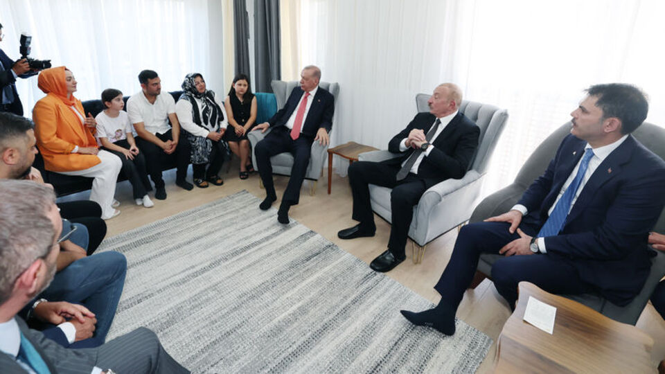 Depremzede aileye ziyaret