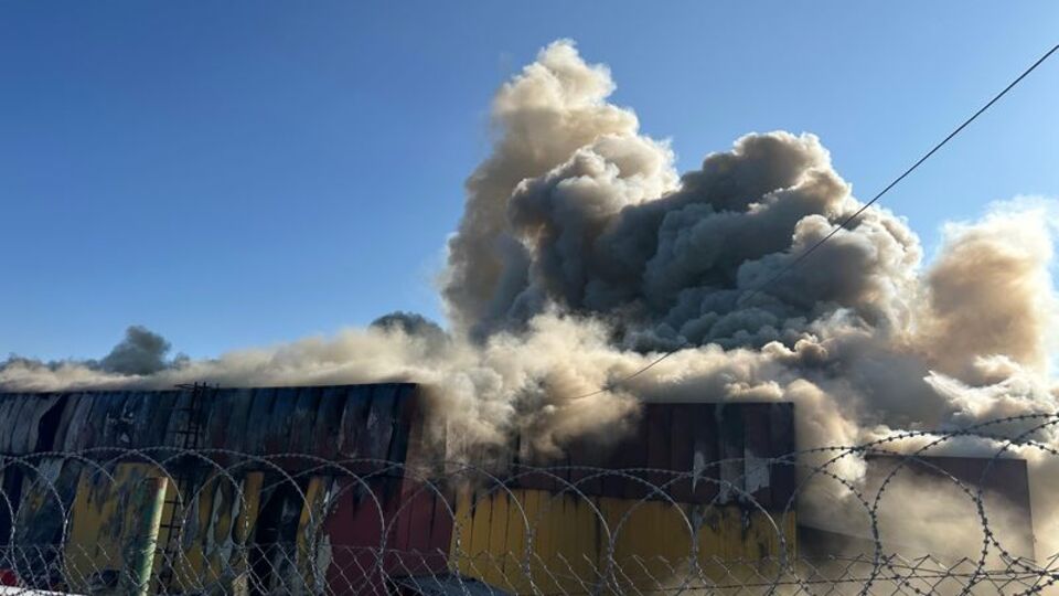 Lojistik deposunda çıkan yangına müdahale