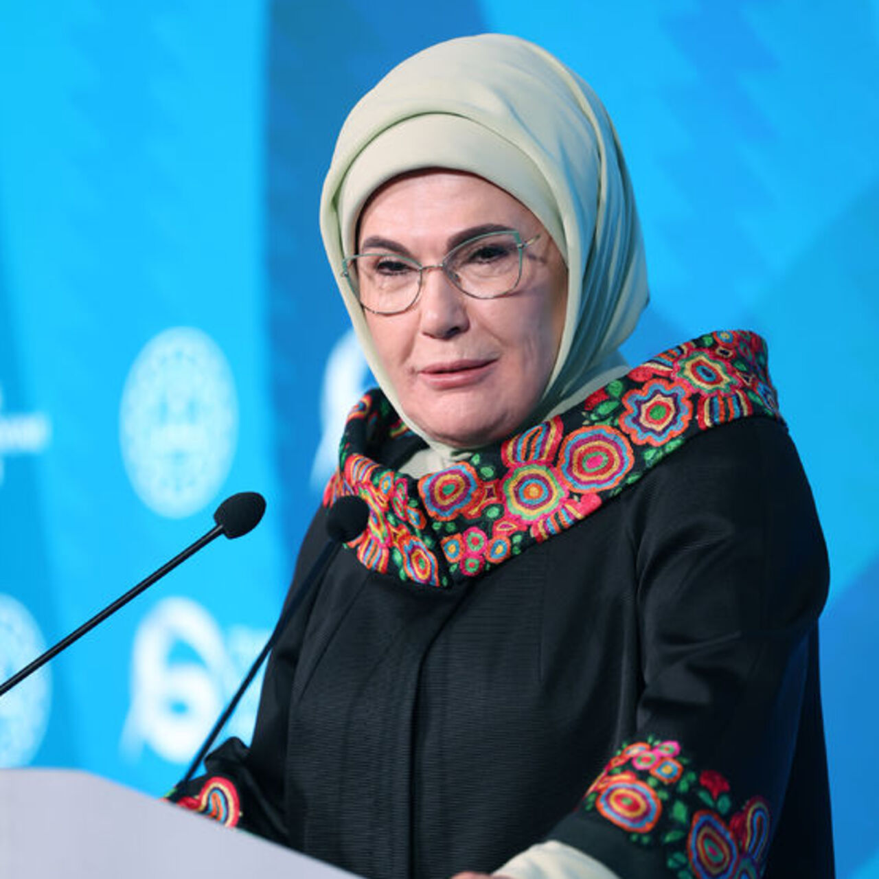 Emine Erdoğan'dan öğrencilere tebrik
