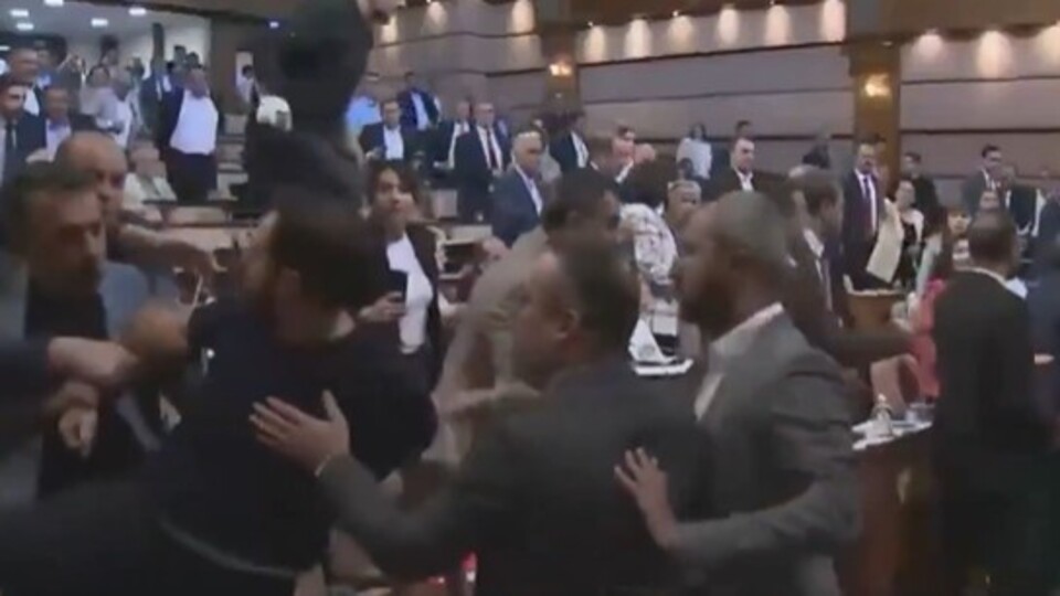 İBB Meclisi'nde gerginlik