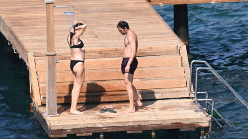 Hamile eşinin üzerine titriyor