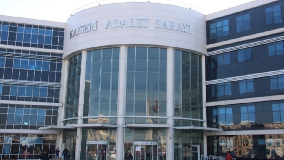 Adliyeye silahla girmek istedi