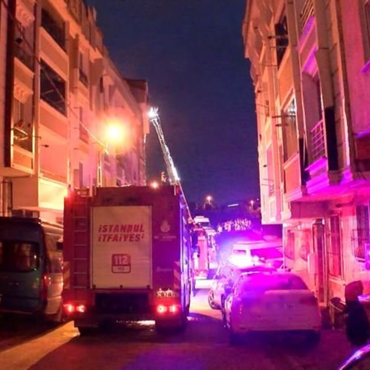 Esenyurt'ta 5 katlı binada yangın paniği
