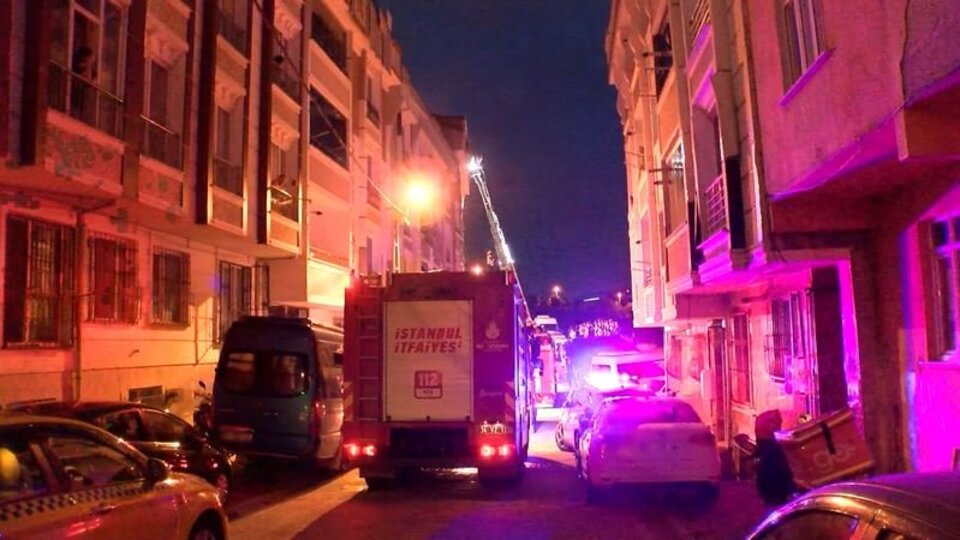 Esenyurt'ta 5 katlı binada korkutan yangın