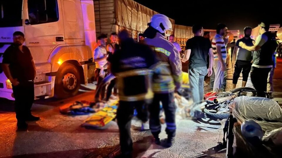 TIR ile motosiklet çarpıştı: 1 ölü, 1 yaralı