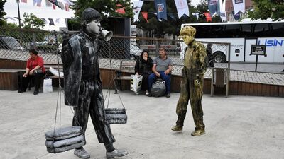 Canlı mı heykel mi?