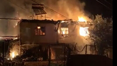 2 katlı ahşap ev yandı