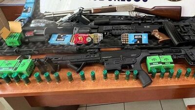 Evinden keskin nişancı tüfeği ve silahlar çıktı