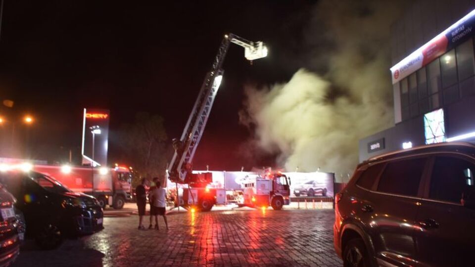 Akaryakıt istasyonunun yanındaki depoda yangın