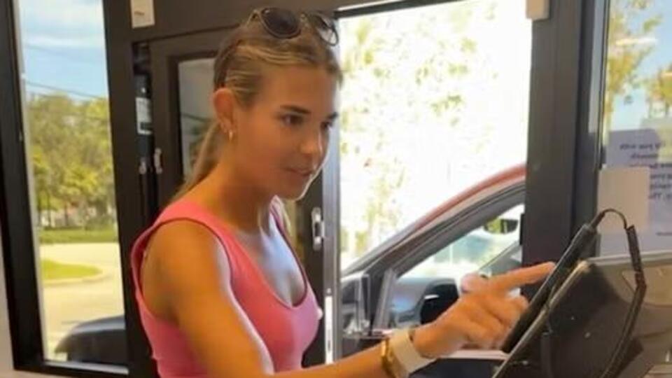 Torunu fast food dükkanında çalıştı