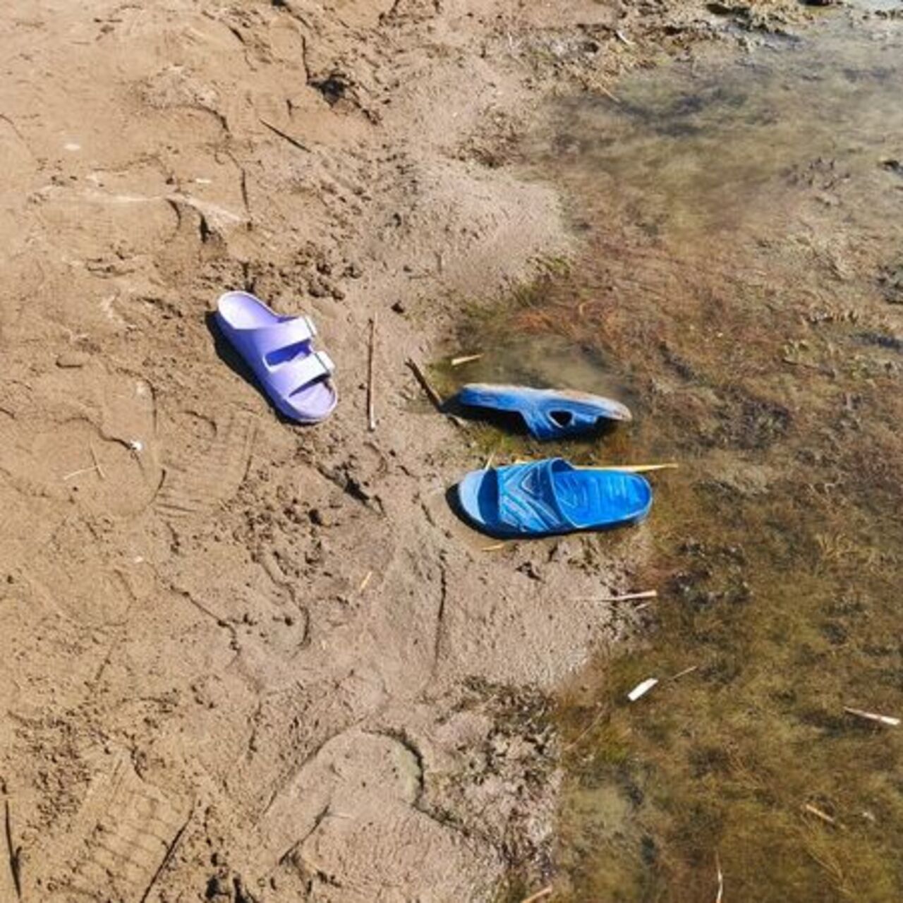 Önce terlikleri, sonra cansız bedenleri bulundu