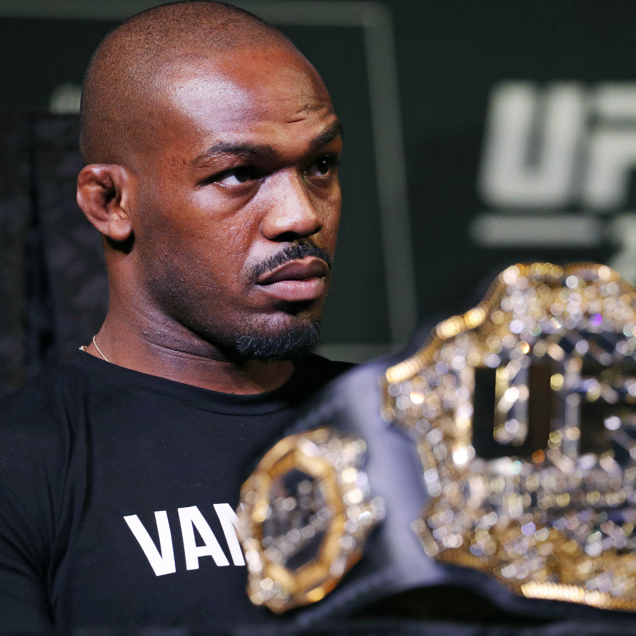 Jon Jones emekli oldu, kemer Aspinall'e geçti