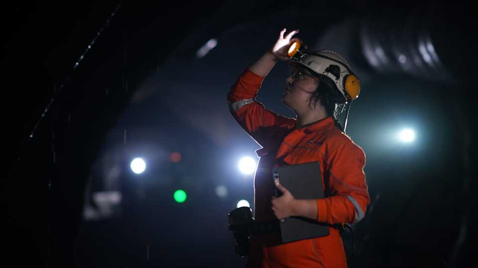 Madenleri kadınlara emanet etti