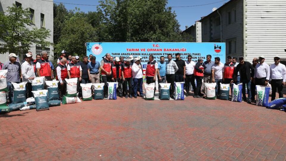 Diyarbakır'da 141.5 ton soya tohumu dağıtıldı