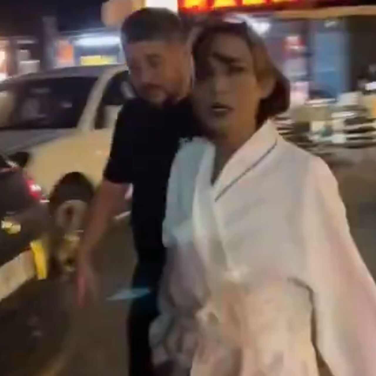 Bornozla otomobil kullandı