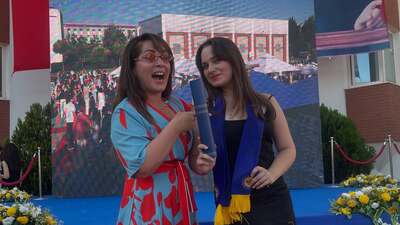 Ünlü oyuncunun kızı mezun oldu