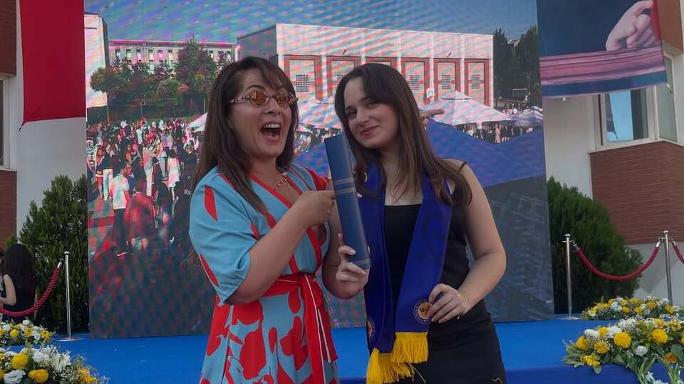 Ünlü oyuncunun kızı mezun oldu