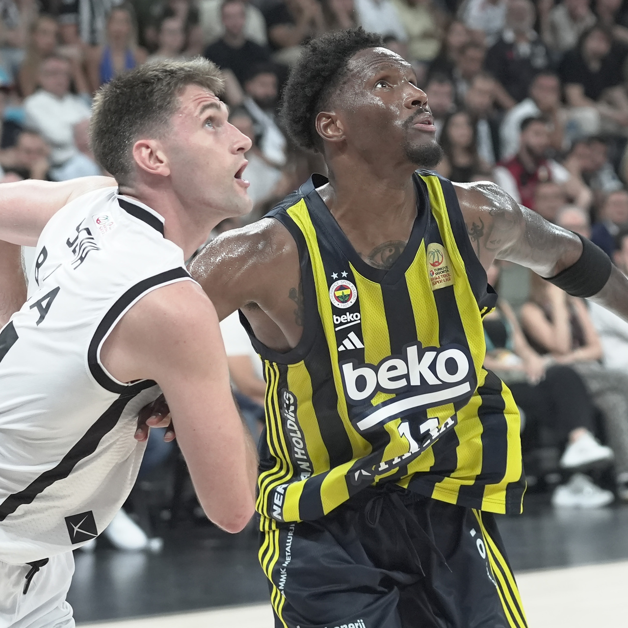 Fenerbahçe şampiyonluk, Beşiktaş uzatma peşinde!