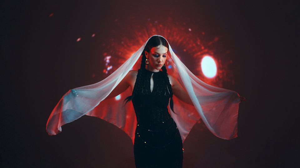 Dila Uzun'dan 'Döne Döne'