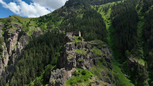 Sarp kayalıkların üzerinde, yüzyıllardır ayakta!