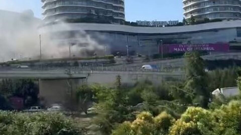 Başakşehir'de AVM'de yangın